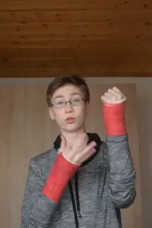 ICH hab MIR BEIDE ARME GEBROCHEN